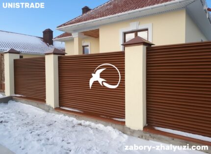 Забор жалюзи с бетонными столбами фото
