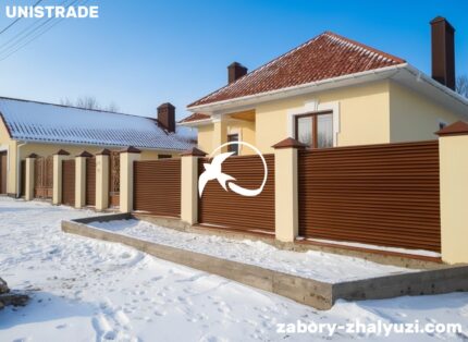 Забор жалюзи с бетонными столбами фото