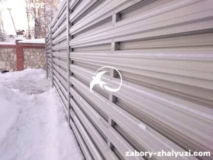 Забор жалюзи из евроштакетника RAL 7044 фото