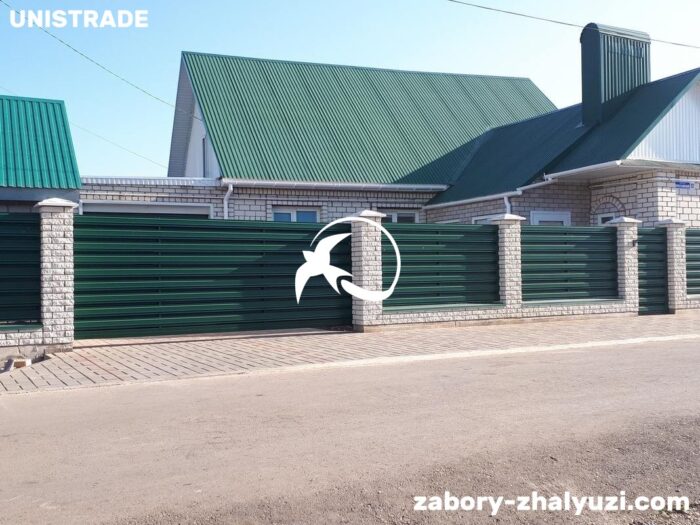 Забор жалюзи из евроштакетника RAL 6005 фото