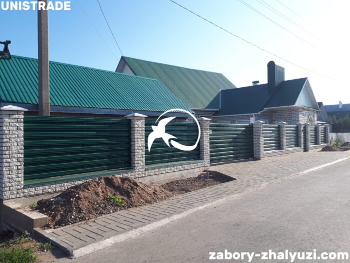 Забор жалюзи из евроштакетника RAL 6005 фото